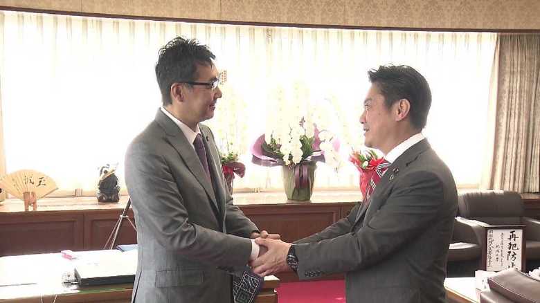 河井克行新法相に引継ぎを行う山下貴司前法務相(写真右)