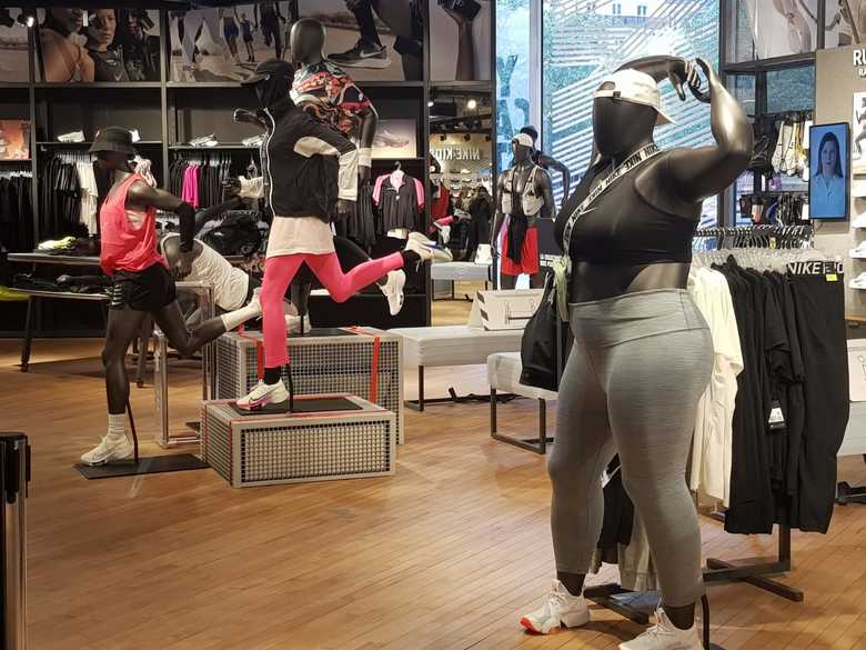 NIKEパリ・レアル店のマネキン