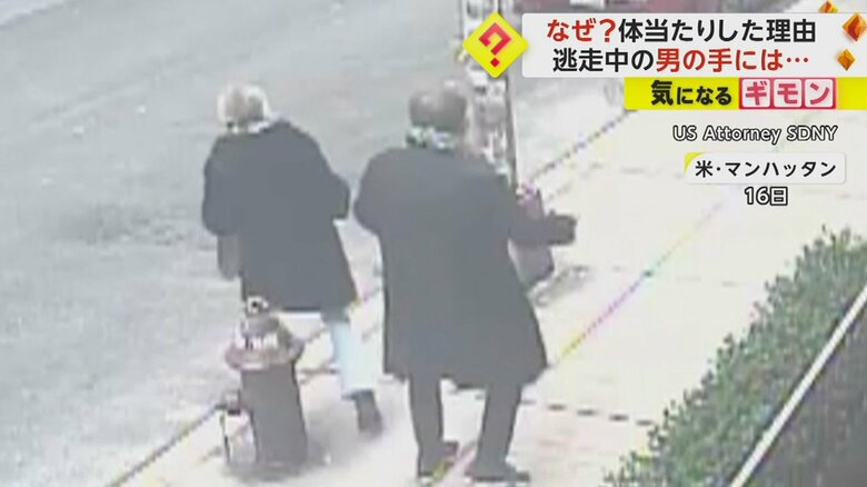 手を伸ばす黒い服の男性