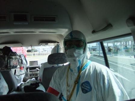 福島第一原発近くに向かう取材クルーの様子