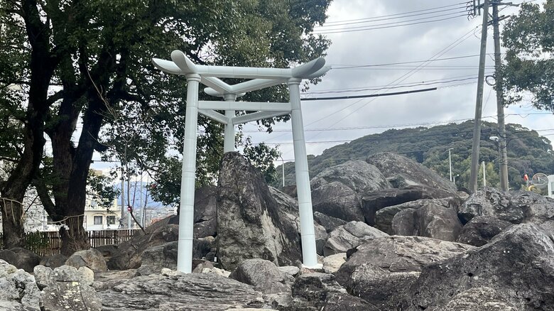 波佐見で製作した「白い磁器の三柱鳥居」は「鯨石」を護っている