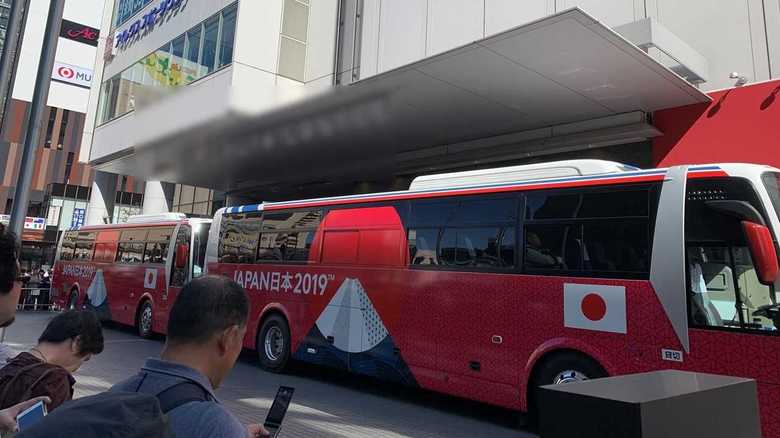 ラグビーW杯サモア戦勝利から一夜 “出待ち“ファンへ日本代表選手が神対応