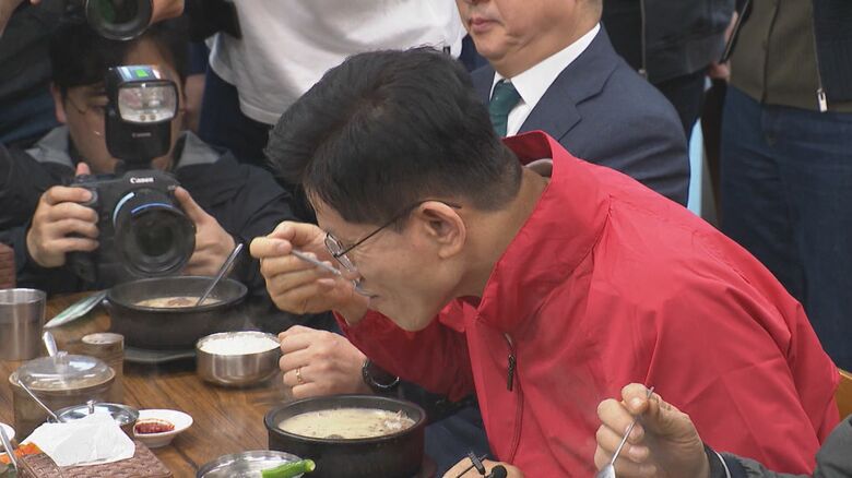 市場でスンデクを食べる金氏