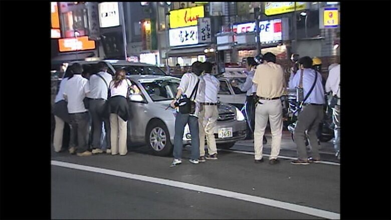 渋谷署の前では、犯人を乗せた捜査車両を報道陣が囲んだ（2006年6月）