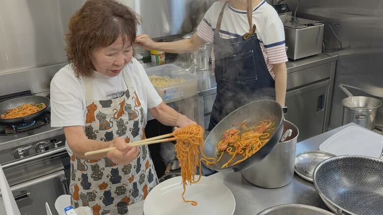 ナポリタンを作る山岸さん