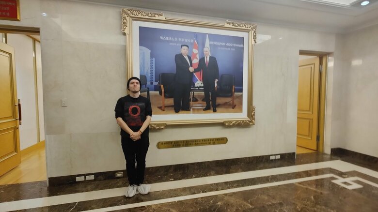 ロ朝友好の家で記念撮影をするピエールさん