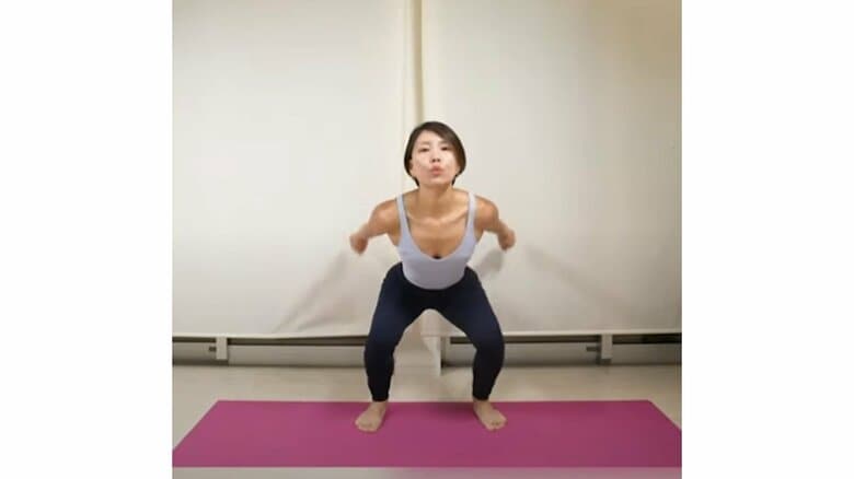 膝は内側に入らないように、つま先と同じ方向へ向ける