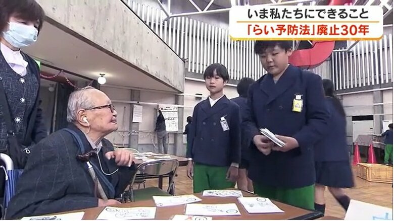 小学生と触れ合う中尾さん