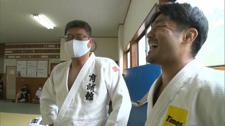 育誠館・杉山館長と談笑する橋本選手