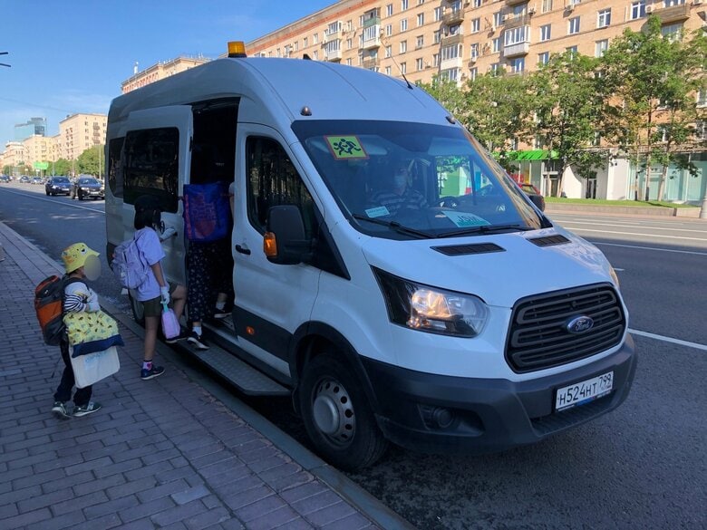 モスクワ日本人学校のスクールバス。19人乗りに17人が乗っている（6月）