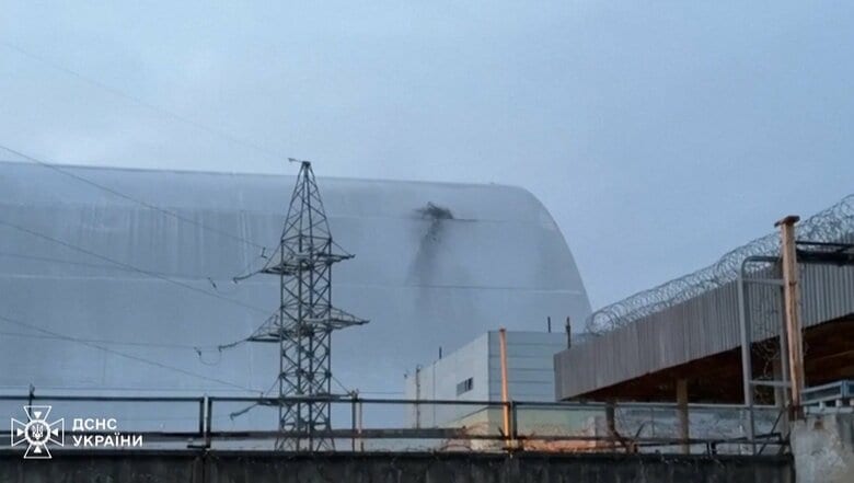 ドローン攻撃によってチョルノービリ原発4号機のシェルターに開いた穴
