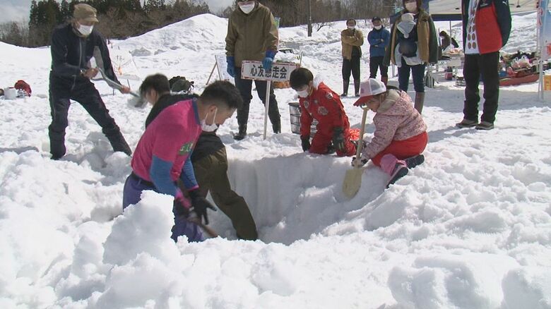 深さ約3mの雪を、ひたすら掘り進める