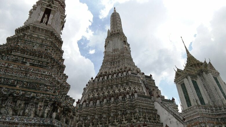午前10時00分、ワット・アルン。混雑はなく、上まで登ることもできる。