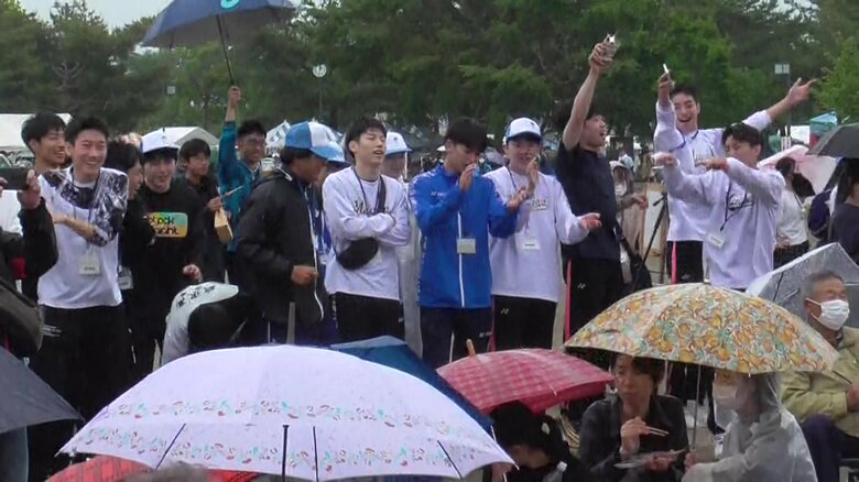 「前沢牛ダンス」を踊る観客たち