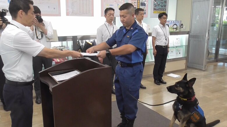 「クシストス号」の指導士・小焼山功裕巡査部長（25日）