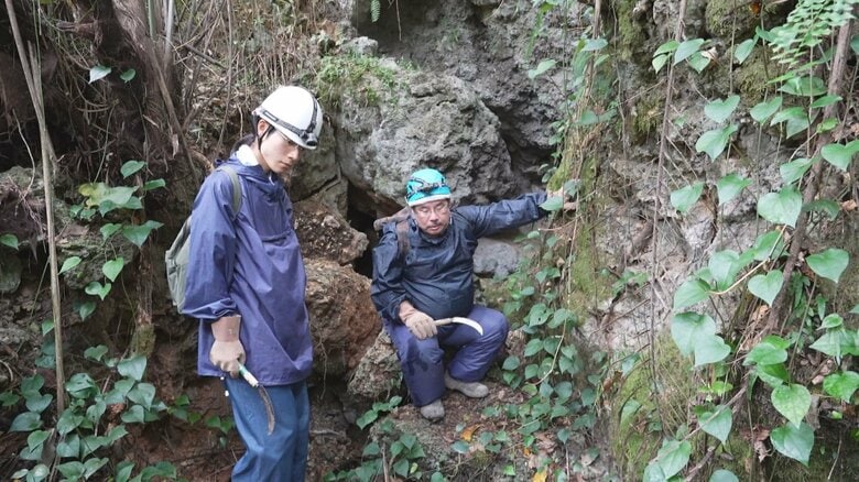 浜田さんから説明を受ける宮田さん（写真左）