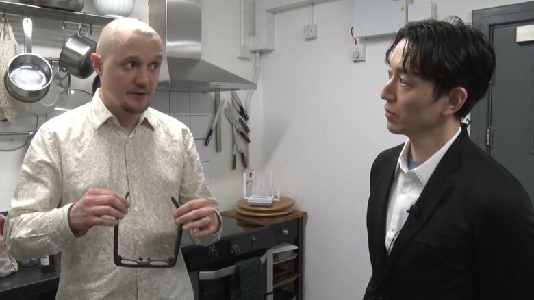 自立した生活の重要性を語るスチェパン・オルリンスCEO（左）