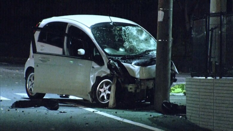 信号機の柱に激突し、前方がひしゃげた車