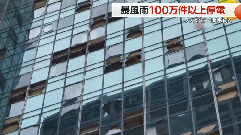 窓ガラスが虫食い状態になった高層ビル