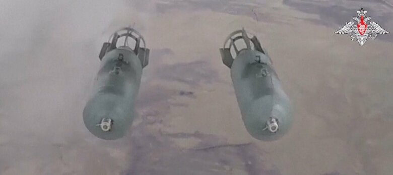 Su-34戦闘爆撃機から投下されるFAB-250無誘導爆弾（2024年1月・ロシア国防省公開）