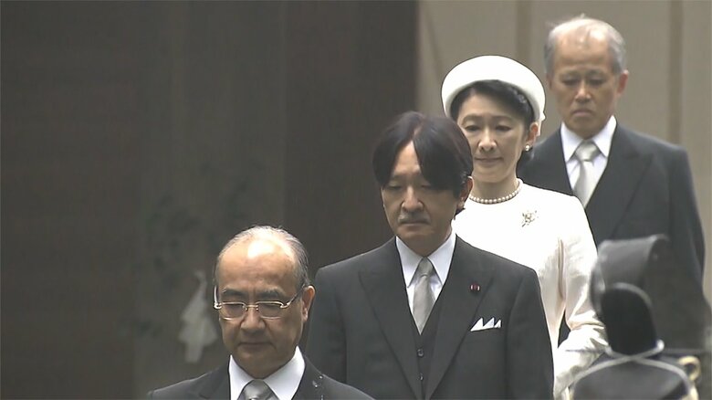 明治天皇陵を参拝される秋篠宮ご夫妻（22日）