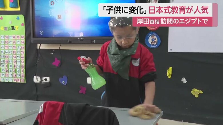 自分たちで掃除をする子どもたち。エジプトでは、掃除は“社会階級が低い人がすること”との意識があったという