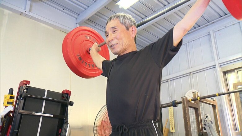 小柄な鈴木さんだがバーベールを持つと…