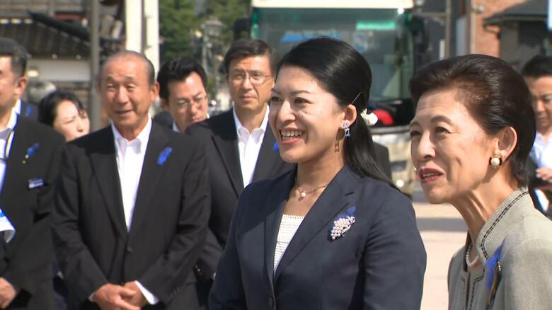 朝市関係者と懇談される久子さま・承子さま