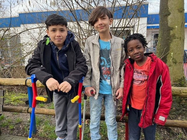 （左から）ハシブラくん、ムハマドくん、バエミヤくん