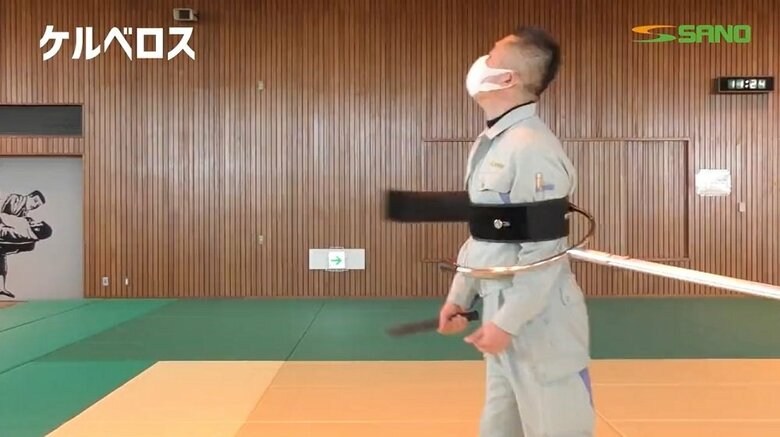 ダミーナイフを持つ社長の腕と胴を瞬時に拘束