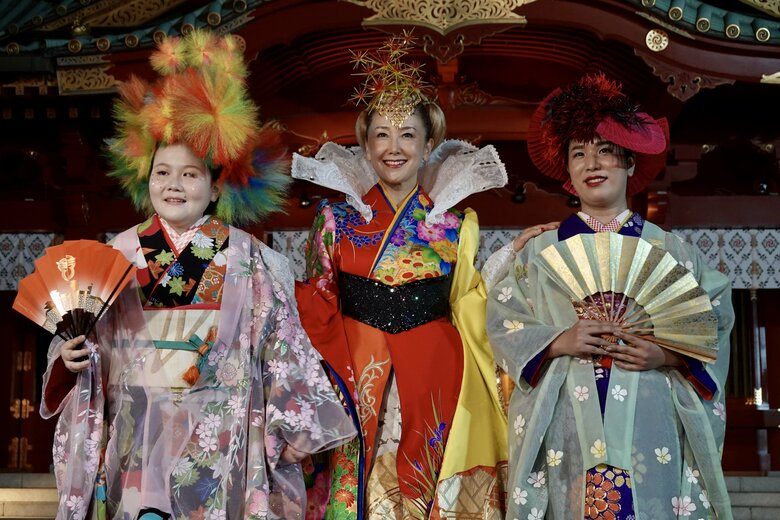 東ちづるさん、盲目のシンガーソングライター佐藤ひらりさん（左）と「MAZEKOZEアイランドツアー」収録現場にて