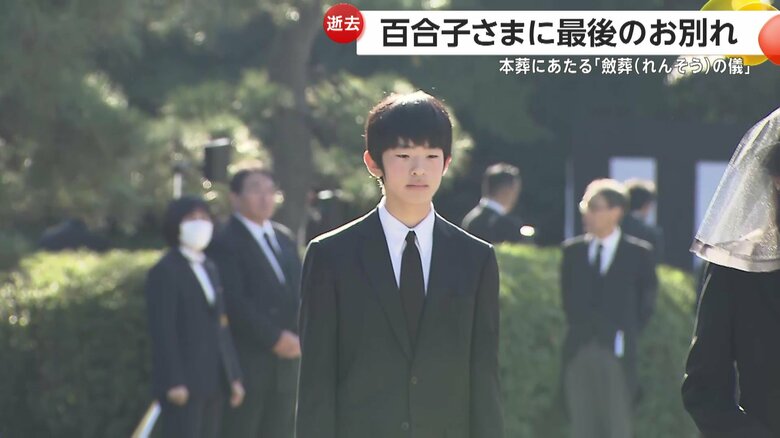 葬儀場に入られる秋篠宮家の長男・悠仁さま