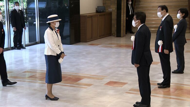 全国赤十字大会の会場に到着された皇后さま　5月15日