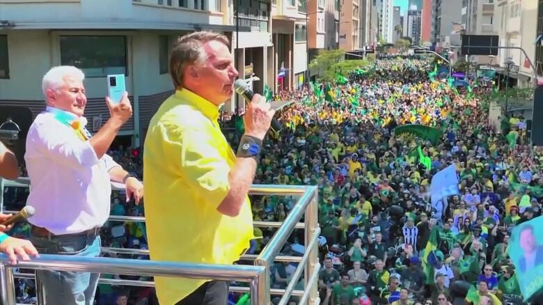 ブラジルで選挙活動をするボルソナロ氏