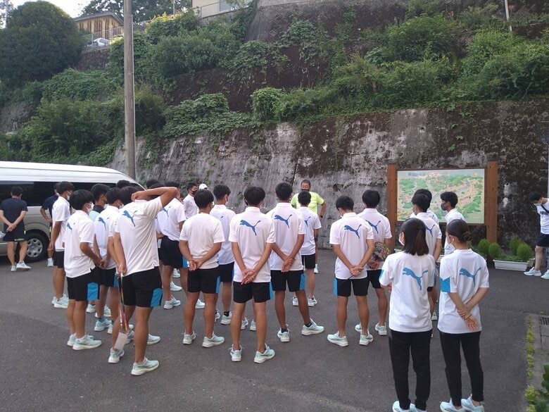 徳島県でインターハイ辞退を選手に伝える山田監督（提供：磐田東サッカー部）