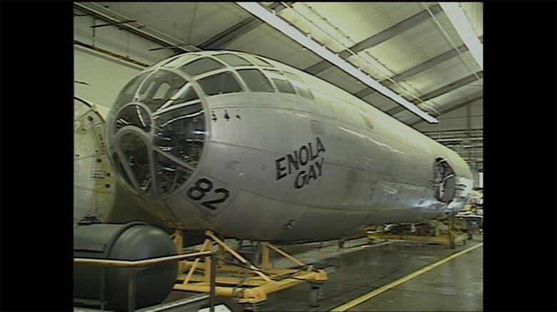 「ENOLA」「GAY」「82」の文字が残る「エノラ・ゲイ」前部胴体（1990年当時）