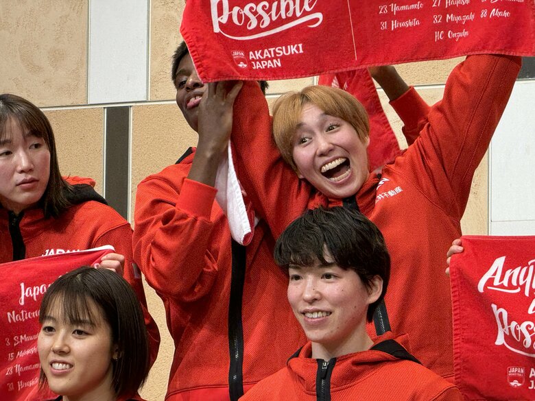 記念撮影に応じる女子日本代表選手ら（13日、千葉県成田市）