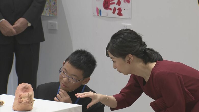 「セラミックパークMINO」では障害者が制作した焼き物や絵画などをご覧に