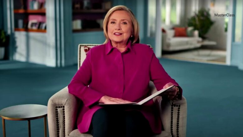 勝利宣言を読み上げるクリントン元長官