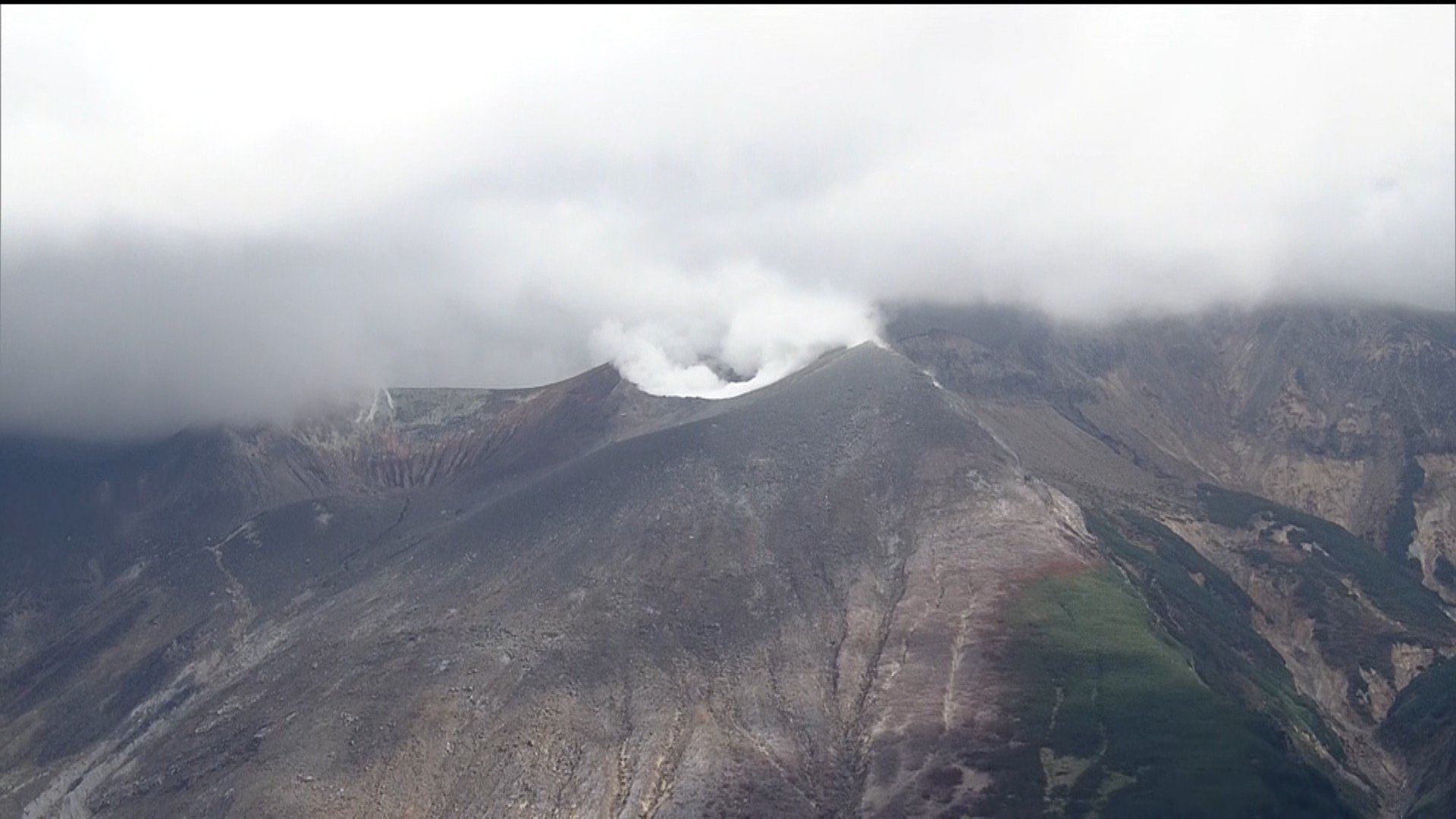 十勝岳 大規模な噴火が起きる可能性 政府の火山調査委 北海道2077m峰 12日から警戒レベル3「入山規制」