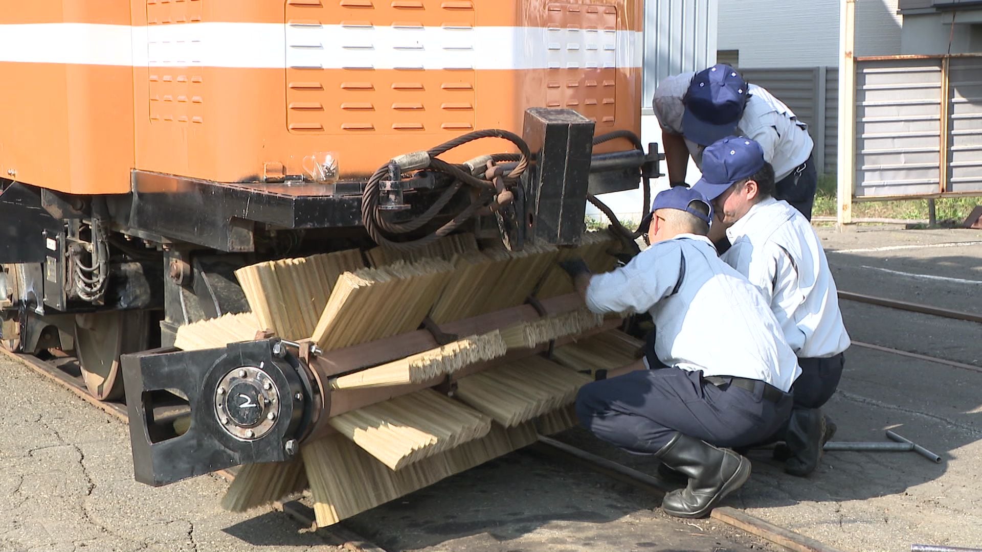 早くも冬支度!除雪用の竹製ブラシ『ササラ』札幌市電に取り付け始まる~1両に800束も…積雪5センチで出動の“ササラ電車”去年に続き11月にも出番か〈北海道札幌市〉