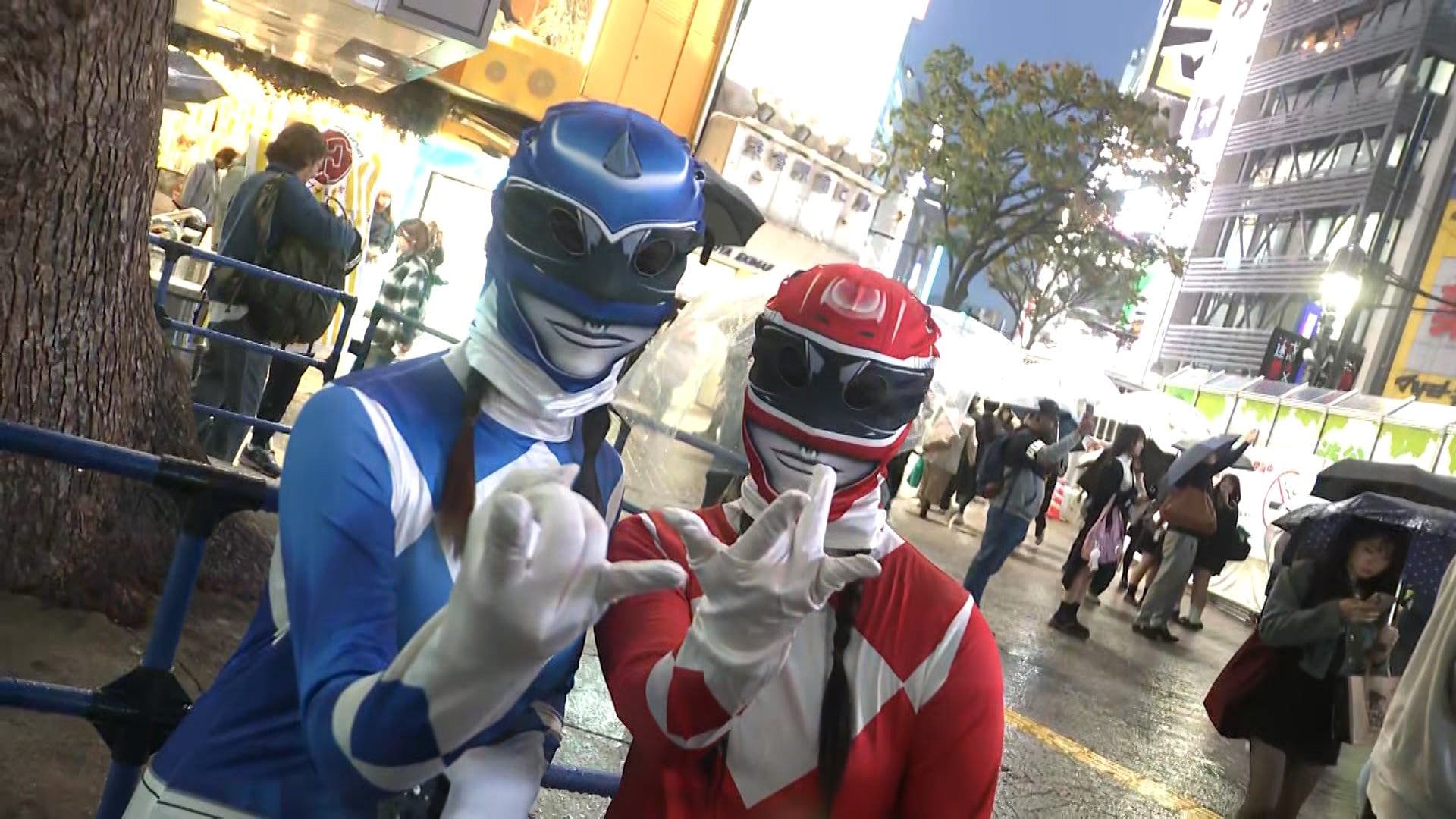 11年ぶり金曜ハロウィンは警報級大雨で大荒れか 厳戒態勢の渋谷では仮装姿…横浜中華街や新宿歌舞伎町も雨で人通り少なめ