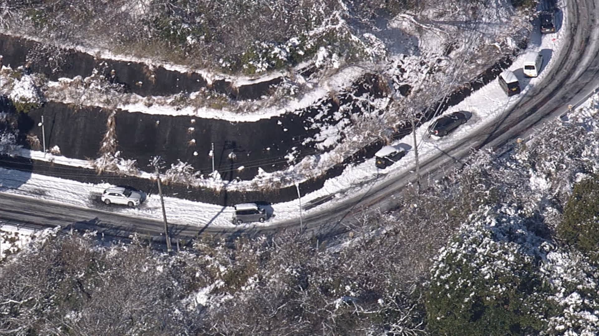 国道135号で車立ち往生…帰宅困難者など約450人が避難　雪の影響で数kmにわたり渋滞　静岡・伊東市