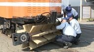 早くも冬支度！除雪用の竹製ブラシ『ササラ』札幌市電に取り付け始まる～1両に800束も…積雪5センチで出動の“ササラ電車”去年に続き11月にも出番か〈北海道札幌市〉