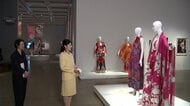 愛子さま　皇后さまから譲り受けたクリームイエローのセットアップで森英恵さんの展覧会へ