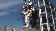 歩く「ガンダム」実物大を再現 間近で見学も