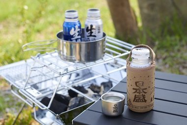 日本酒メーカーとアウトドアメーカーの話題のコラボレーションはどのように生まれたのか