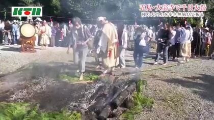 残り火の上を歩いて…長崎県五島市の大宝寺で「火渡り」無病息災など願う