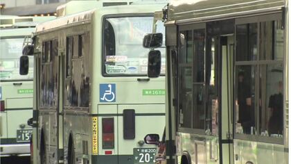 乗客がいる市バス車内で18歳女性に性的暴行か　最後部の席で犯行　逮捕の男「LINE交換した。やったのはそれだけ」容疑否認