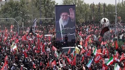 イラン・ハメネイ師の葬儀3日目　テヘラン中心部では棺乗せた大規模な葬列行進